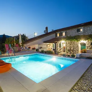 Captain's With Swimming Pool Jurdani